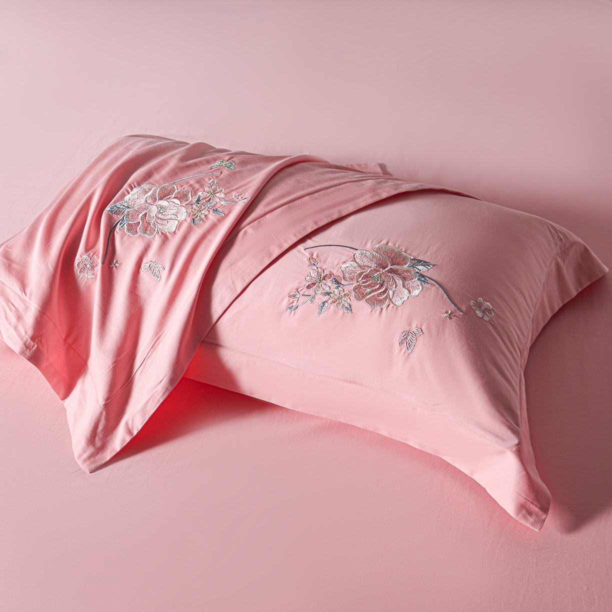 91家纺网 家纺一手货源 找家纺 （总）莉迪娅 2026新款50s双股长绒棉简约纯色绣花枕套--花开牡丹系列