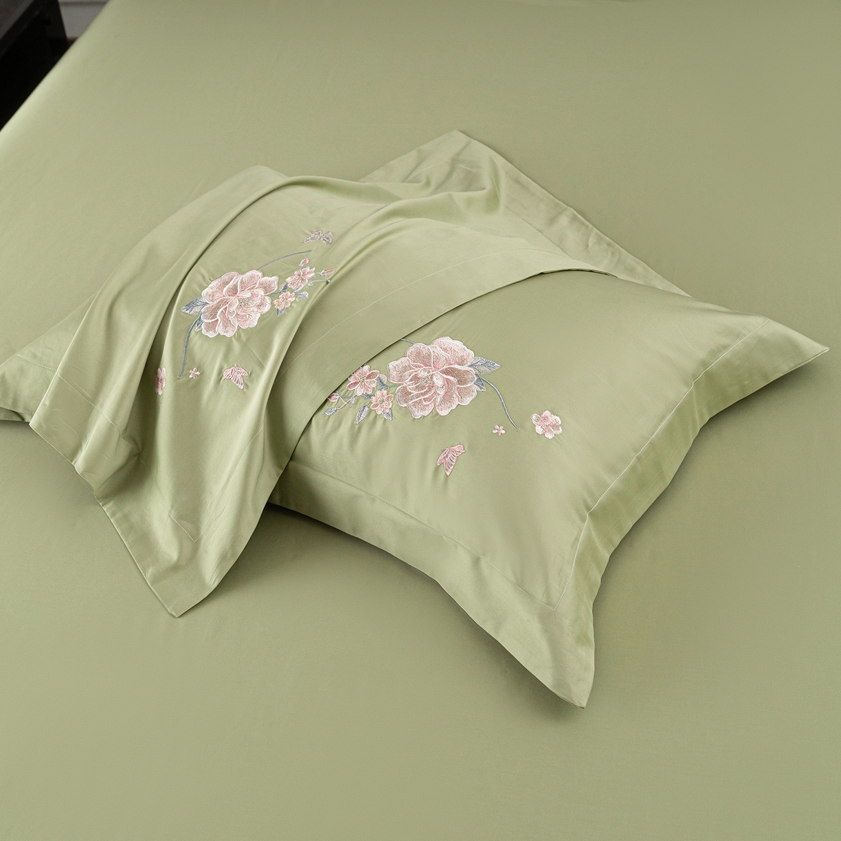 91家纺网 家纺一手货源 找家纺 （总）莉迪娅 2026新款50s双股长绒棉简约纯色绣花枕套--花开牡丹系列