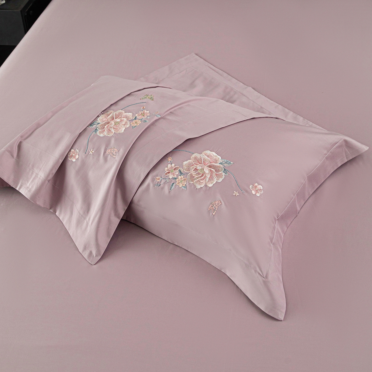 91家纺网 家纺一手货源 找家纺 （总）莉迪娅 2026新款50s双股长绒棉简约纯色绣花枕套--花开牡丹系列