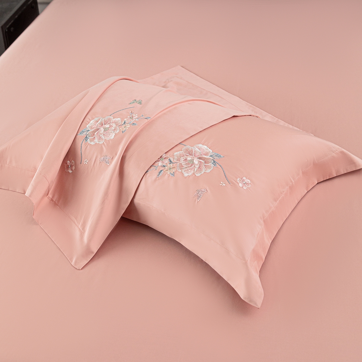 91家纺网 家纺一手货源 找家纺 （总）莉迪娅 2026新款50s双股长绒棉简约纯色绣花枕套--花开牡丹系列