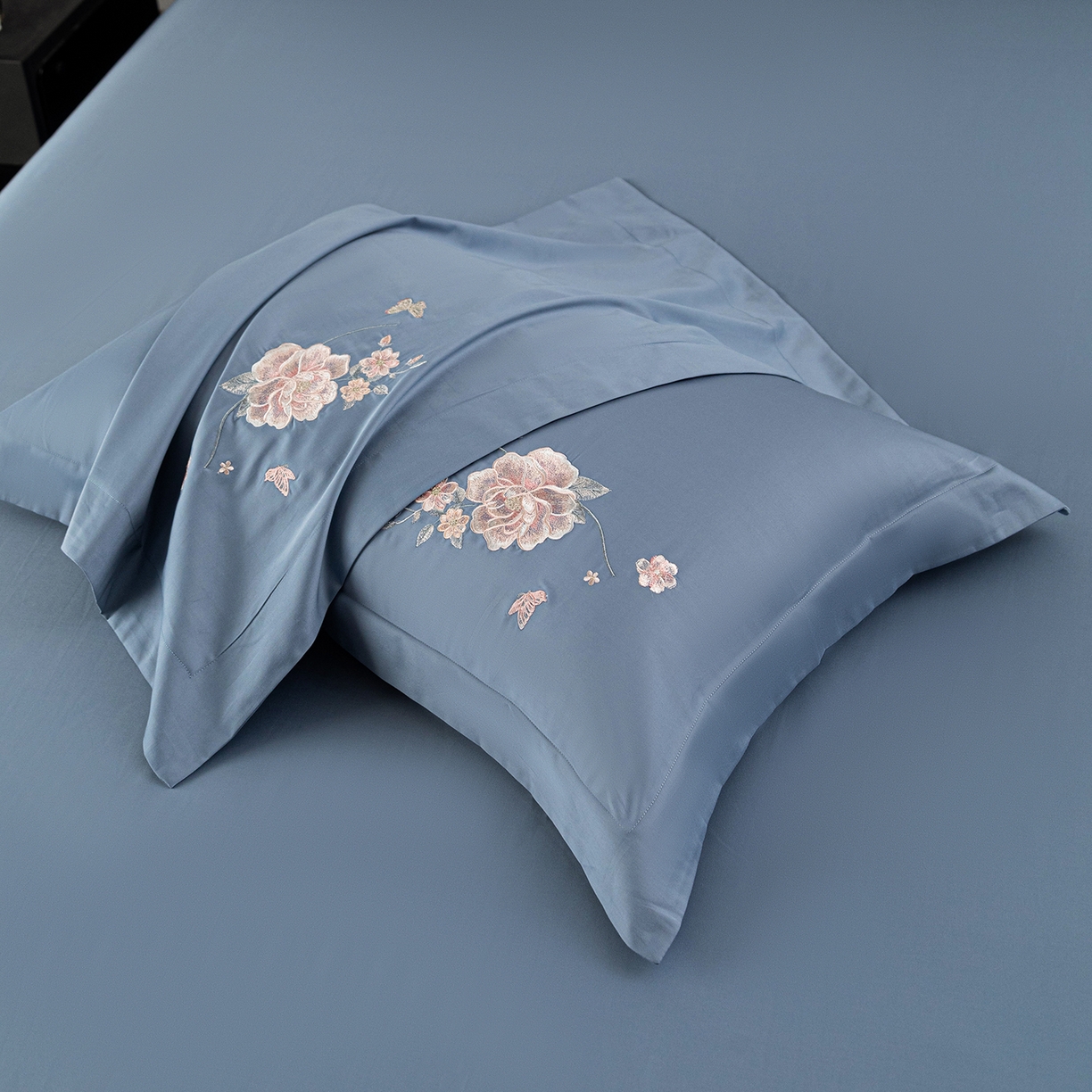 91家纺网 家纺一手货源 找家纺 （总）莉迪娅 2026新款50s双股长绒棉简约纯色绣花枕套--花开牡丹系列