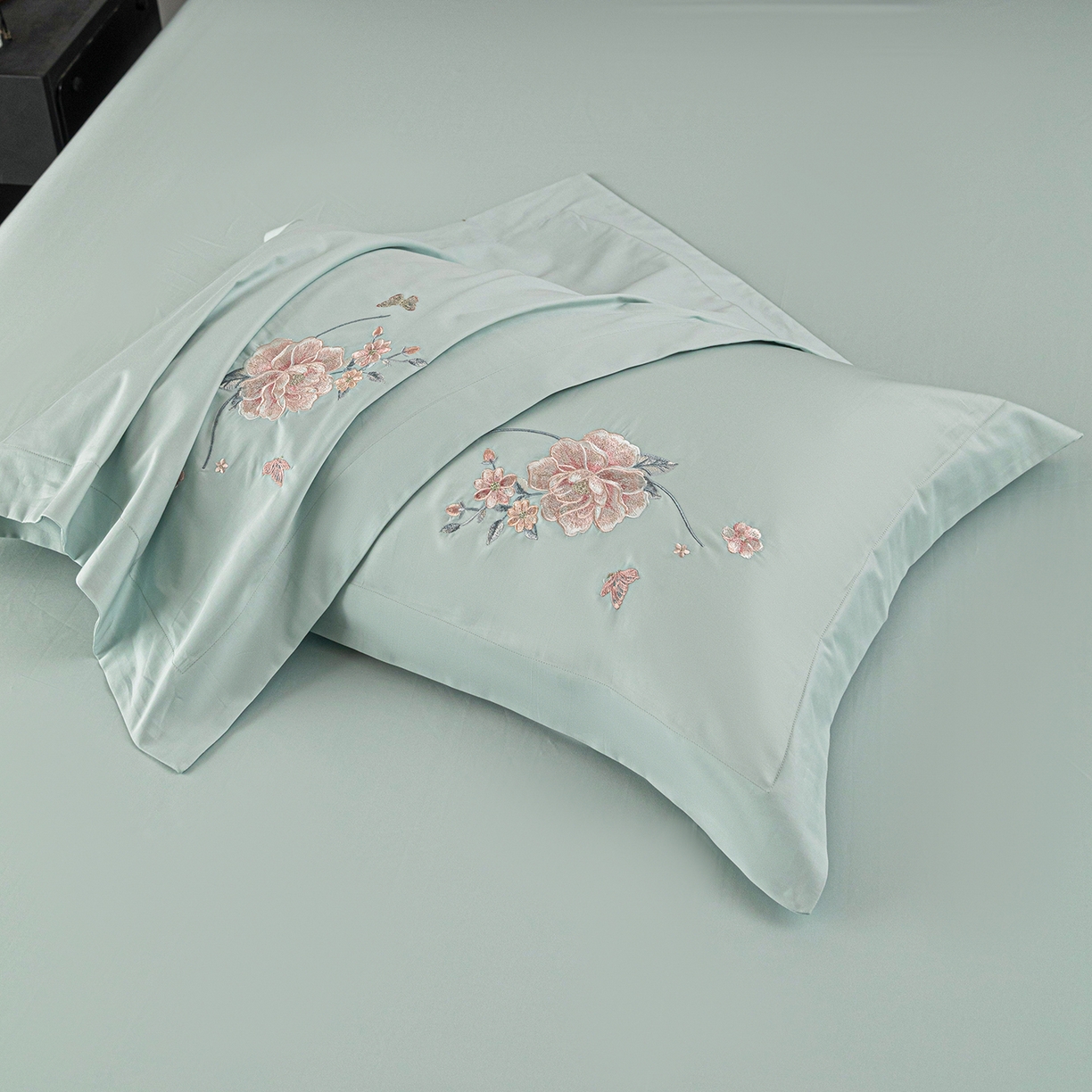 91家纺网 家纺一手货源 找家纺 （总）莉迪娅 2026新款50s双股长绒棉简约纯色绣花枕套--花开牡丹系列