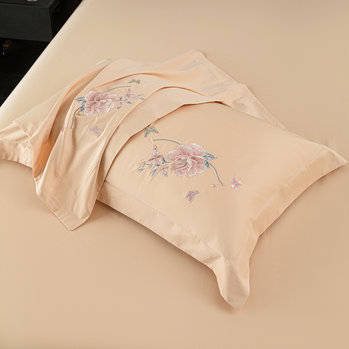 91家纺网 家纺一手货源 找家纺 （总）莉迪娅 2026新款50s双股长绒棉简约纯色绣花枕套--花开牡丹系列