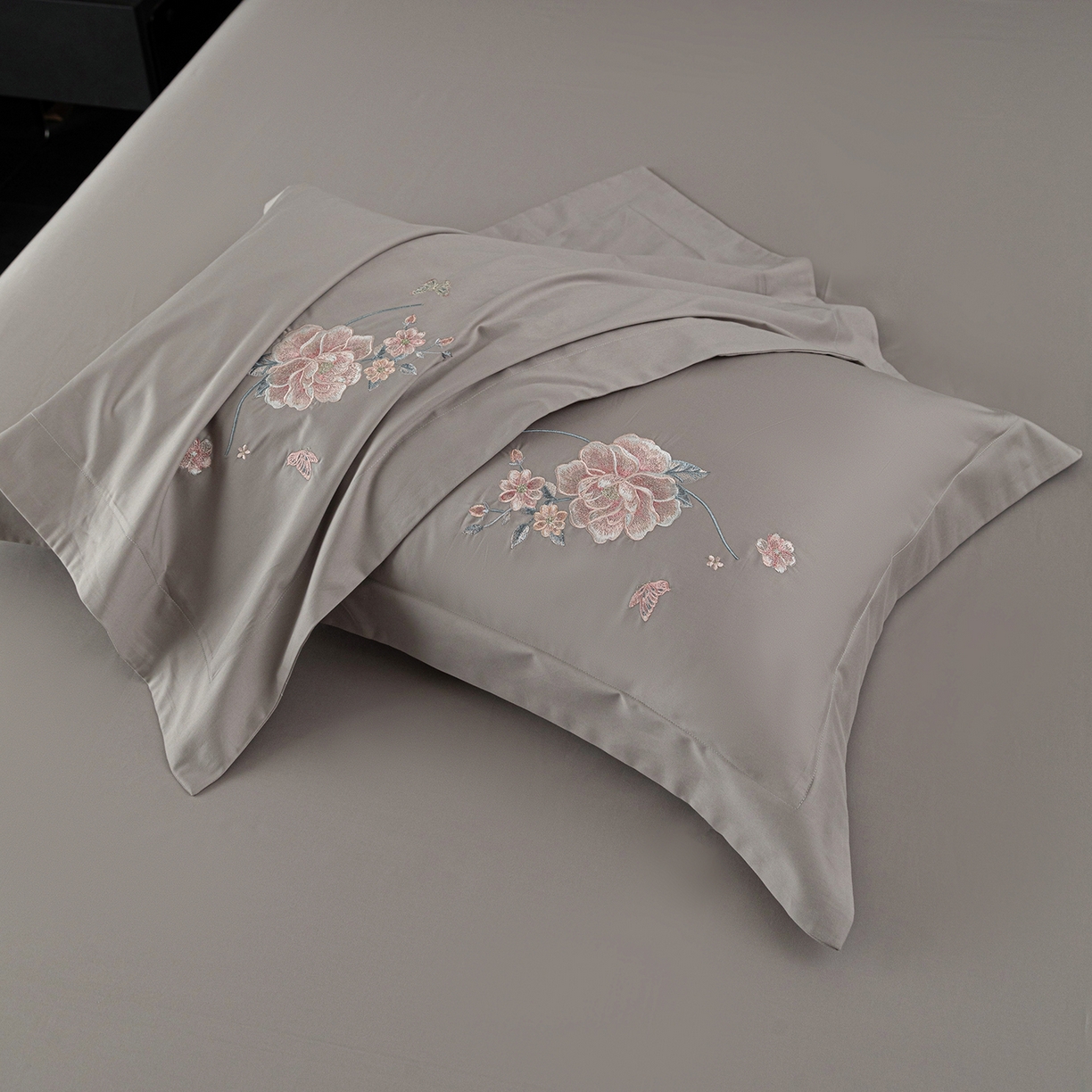 91家纺网 家纺一手货源 找家纺 （总）莉迪娅 2026新款50s双股长绒棉简约纯色绣花枕套--花开牡丹系列