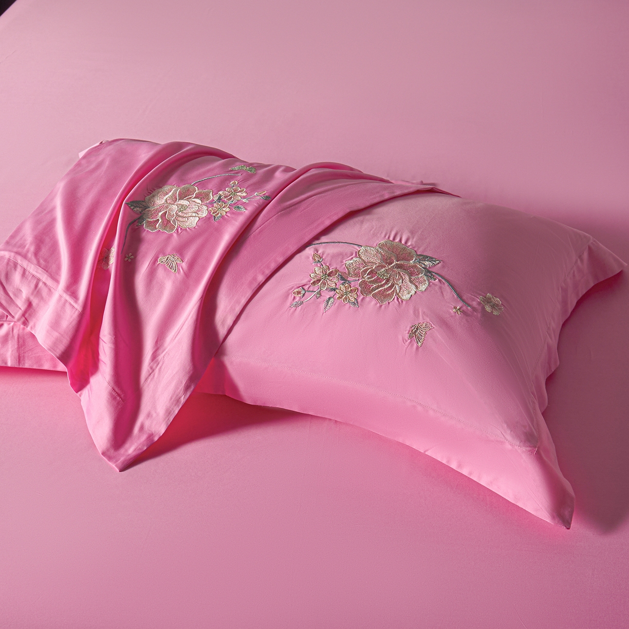 91家纺网 家纺一手货源 找家纺 （总）莉迪娅 2026新款50s双股长绒棉简约纯色绣花枕套--花开牡丹系列