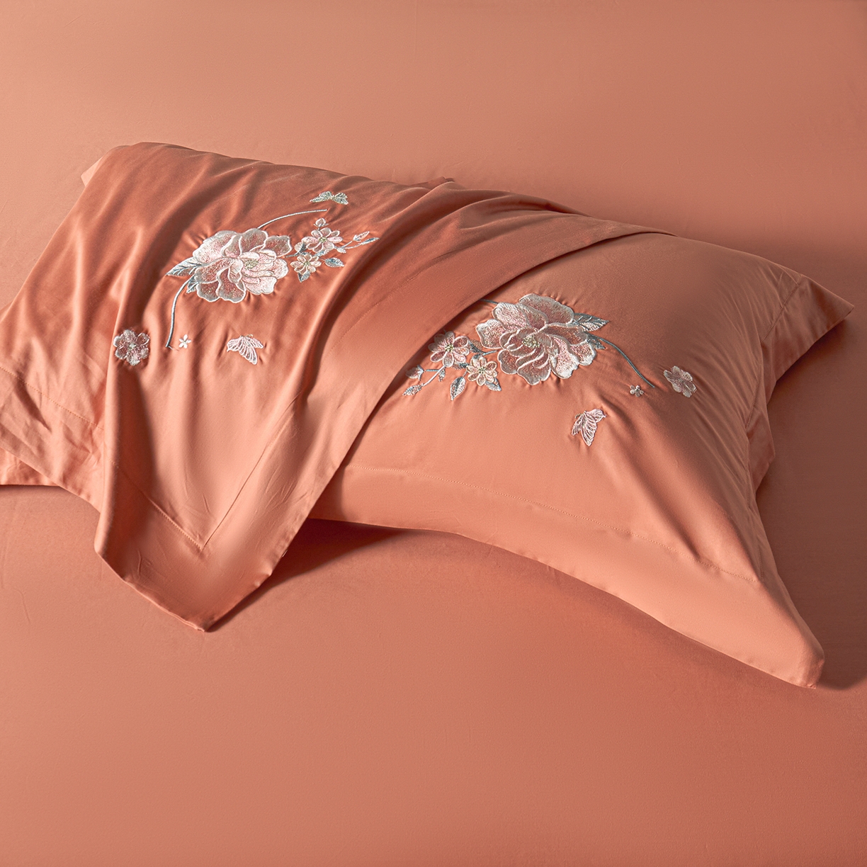 91家纺网 家纺一手货源 找家纺 （总）莉迪娅 2026新款50s双股长绒棉简约纯色绣花枕套--花开牡丹系列