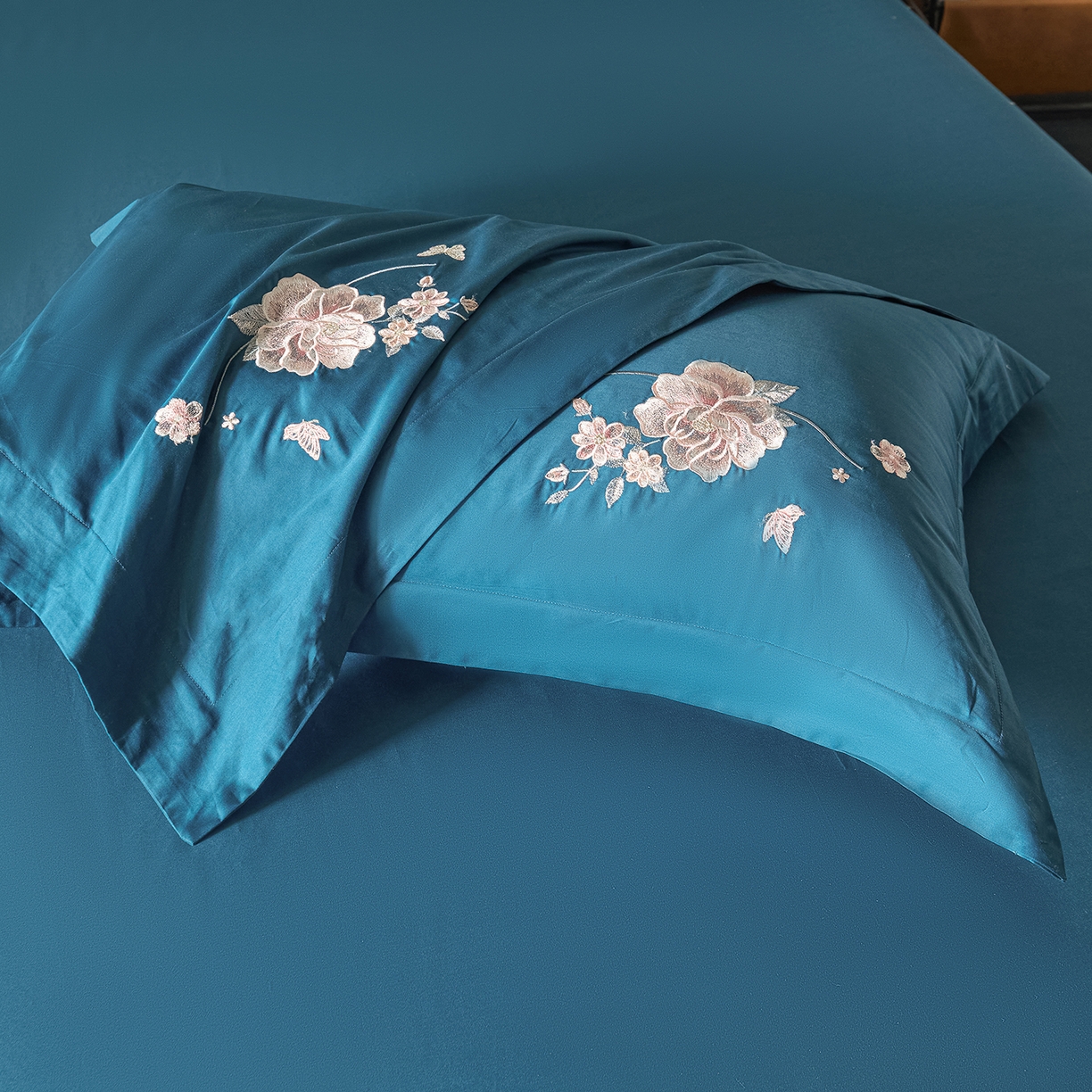 91家纺网 家纺一手货源 找家纺 （总）莉迪娅 2026新款50s双股长绒棉简约纯色绣花枕套--花开牡丹系列