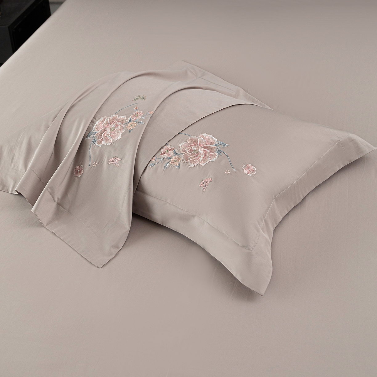 91家纺网 家纺一手货源 找家纺 （总）莉迪娅 2026新款50s双股长绒棉简约纯色绣花枕套--花开牡丹系列