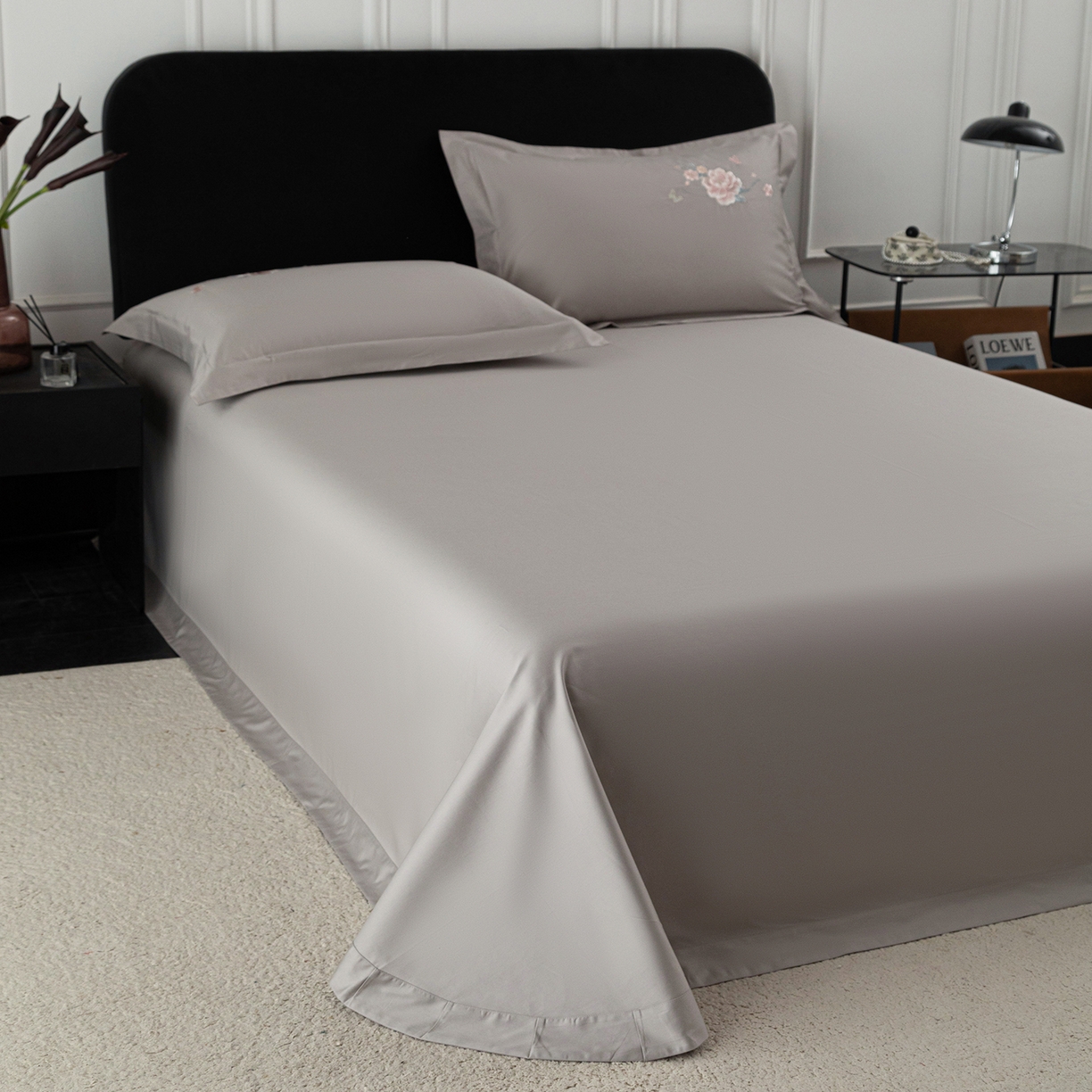 91家纺网 家纺一手货源 找家纺 莉迪娅 2026新款50s双股长绒棉纯色简约绣花床单三件套--花开牡丹系列 高级灰牡丹