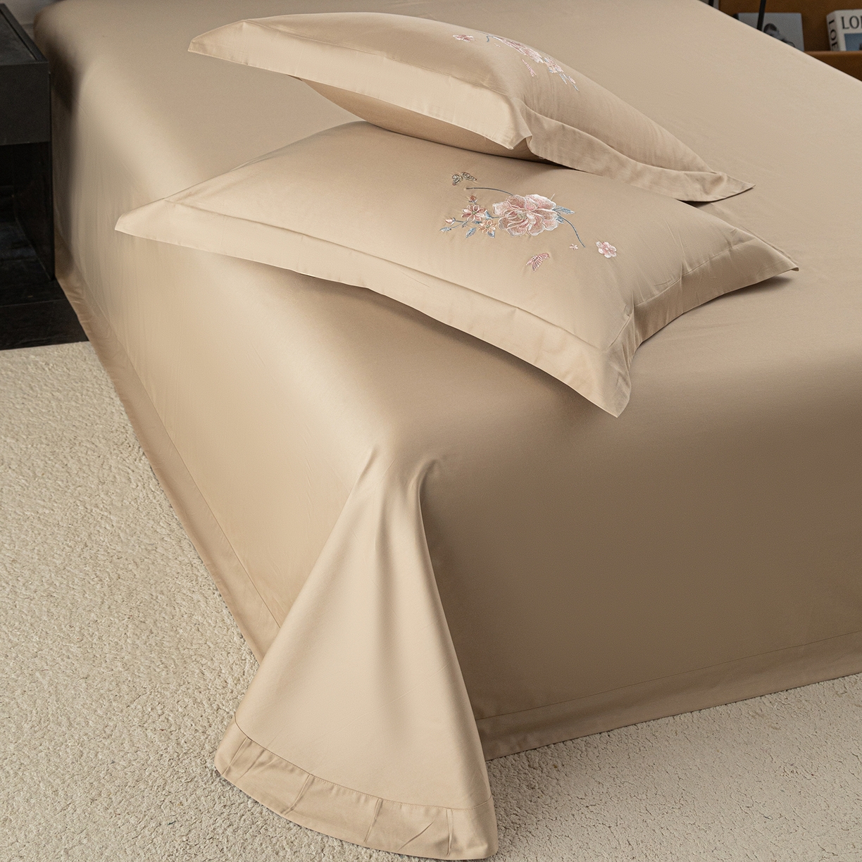 91家纺网 家纺一手货源 找家纺 莉迪娅 2026新款50s双股长绒棉纯色简约绣花床单三件套--花开牡丹系列 卡其牡丹