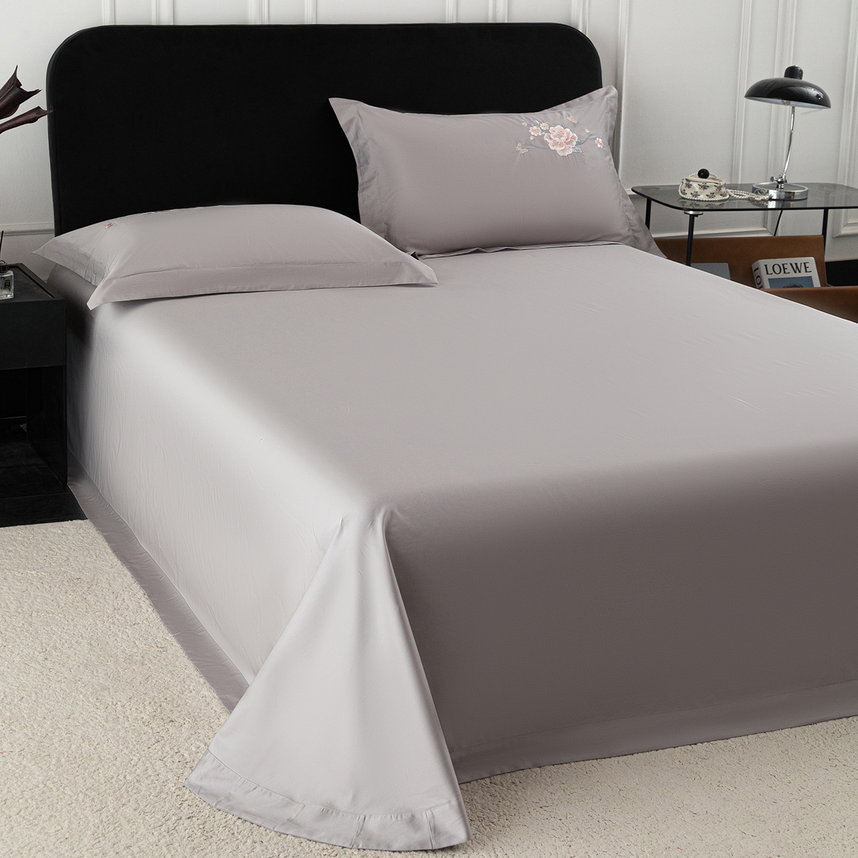 91家纺网 家纺一手货源 找家纺 莉迪娅 2026新款50s双股长绒棉纯色简约绣花床单三件套--花开牡丹系列 富贵灰牡丹