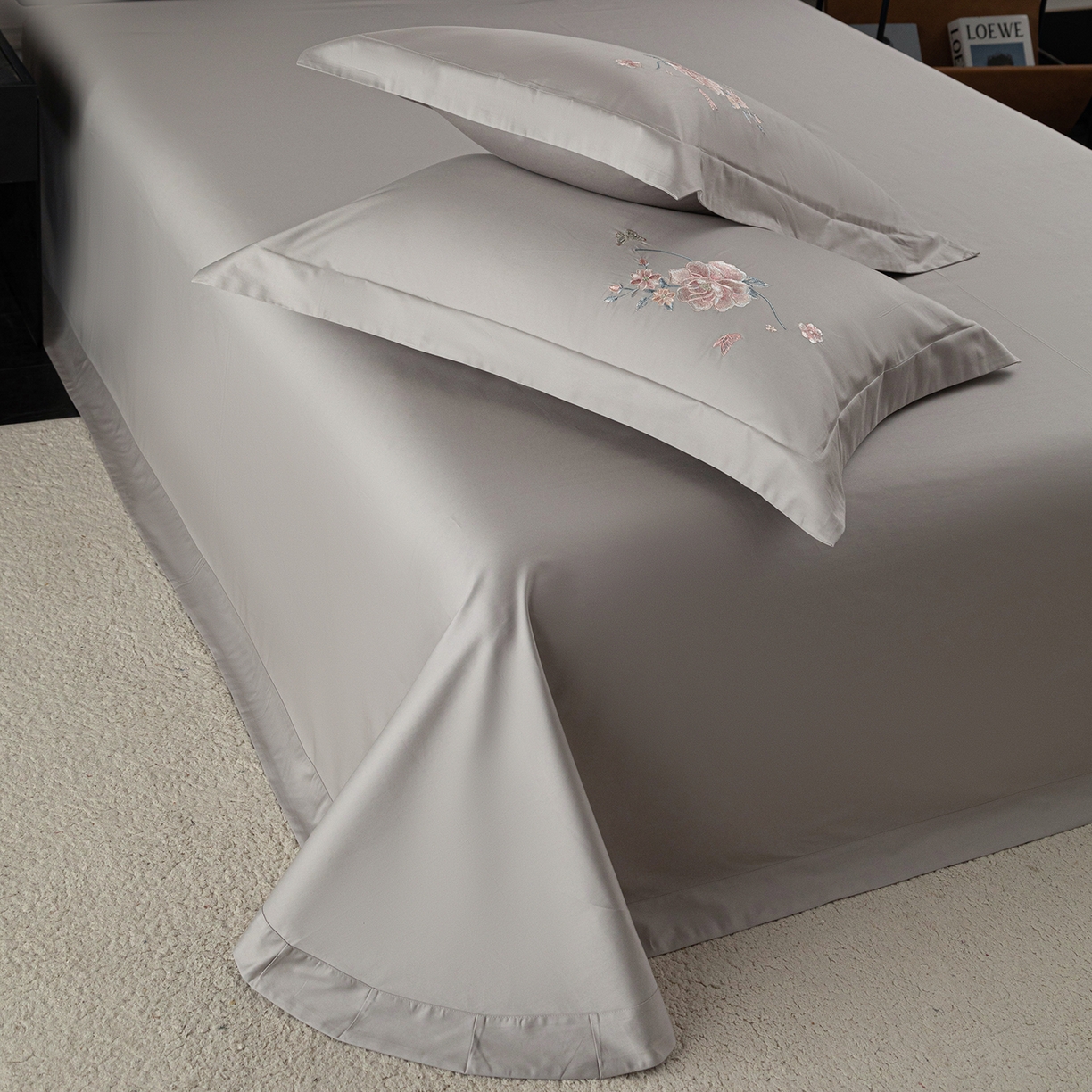 91家纺网 家纺一手货源 找家纺 莉迪娅 2026新款50s双股长绒棉纯色简约绣花床单三件套--花开牡丹系列 高级灰牡丹