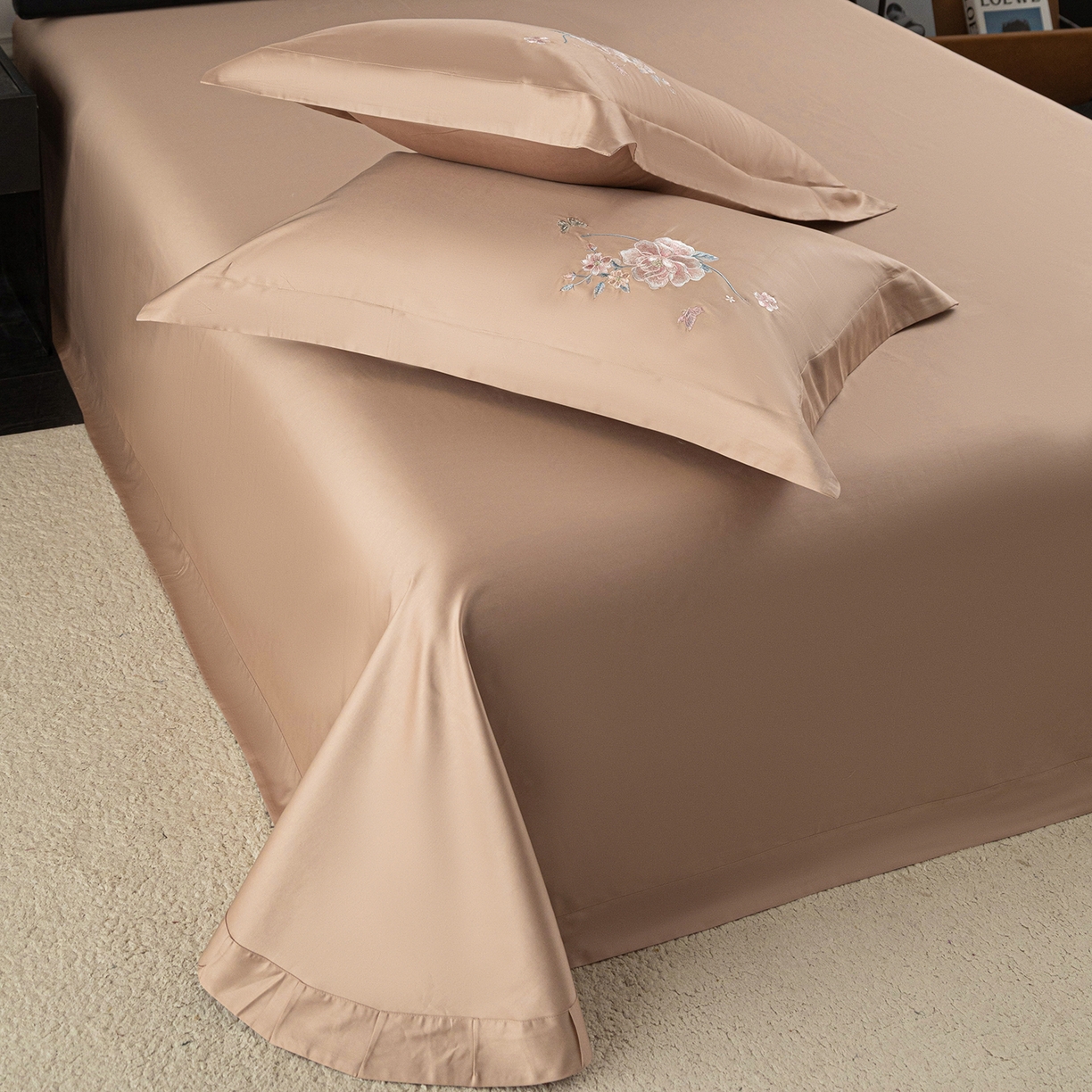 91家纺网 家纺一手货源 找家纺 莉迪娅 2026新款50s双股长绒棉纯色简约绣花床单三件套--花开牡丹系列 经典咖牡丹