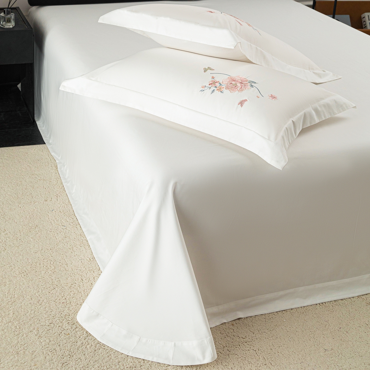 91家纺网 家纺一手货源 找家纺 莉迪娅 2026新款50s双股长绒棉纯色简约绣花床单三件套--花开牡丹系列 珍珠白牡丹