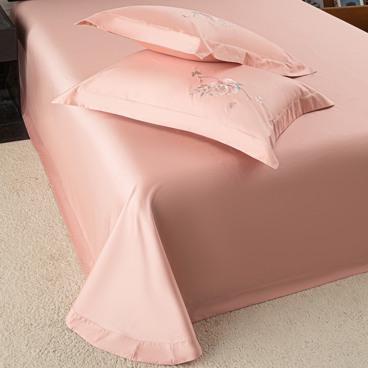 91家纺网 家纺一手货源 找家纺 莉迪娅 2026新款50s双股长绒棉纯色简约绣花床单三件套--花开牡丹系列 粉豆沙牡丹