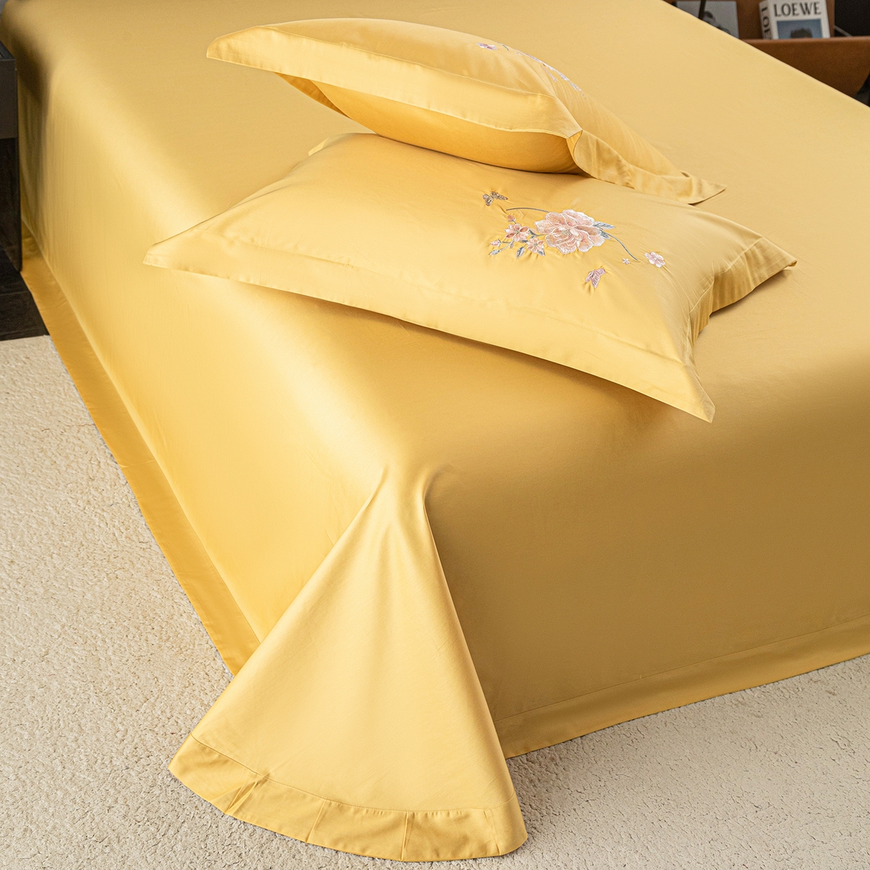 91家纺网 家纺一手货源 找家纺 莉迪娅 2026新款50s双股长绒棉纯色简约绣花床单三件套--花开牡丹系列 姜黄牡丹