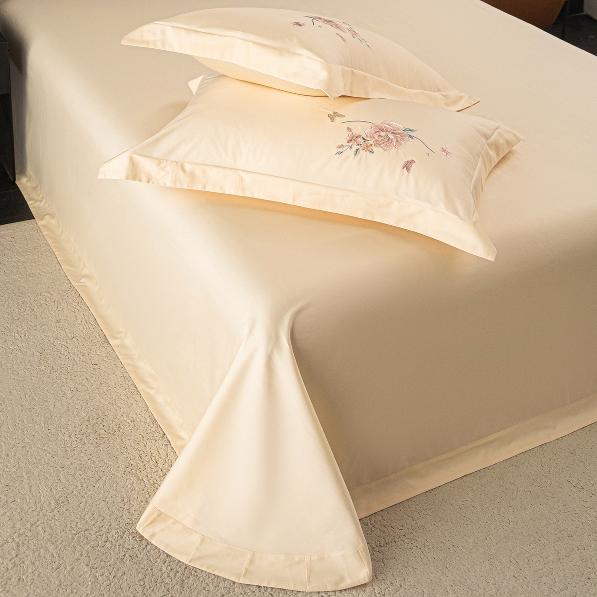 91家纺网 家纺一手货源 找家纺 莉迪娅 2026新款50s双股长绒棉纯色简约绣花床单三件套--花开牡丹系列 奶油黄牡丹