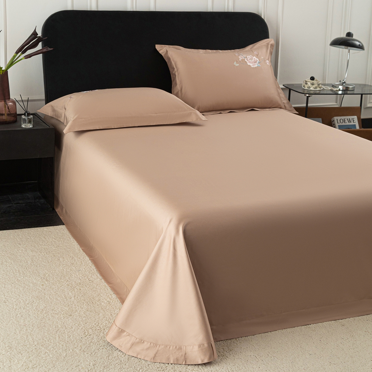 91家纺网 家纺一手货源 找家纺 莉迪娅 2026新款50s双股长绒棉纯色简约绣花床单三件套--花开牡丹系列 经典咖牡丹