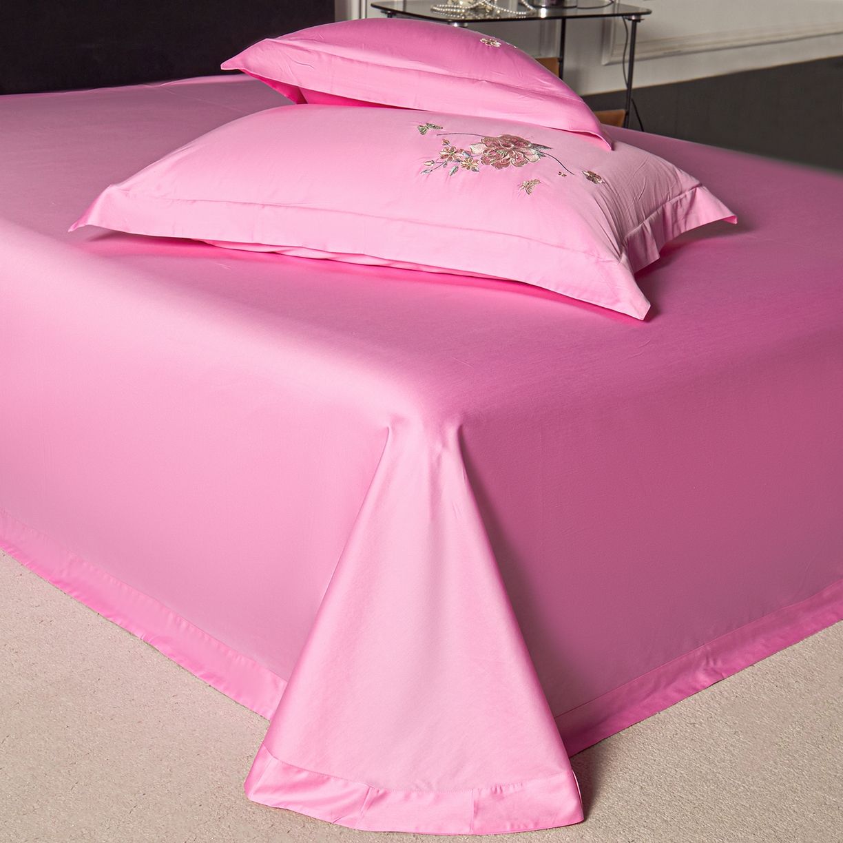 91家纺网 家纺一手货源 找家纺 莉迪娅 2026新款50s双股长绒棉纯色简约绣花床单三件套--花开牡丹系列 仙女粉牡丹