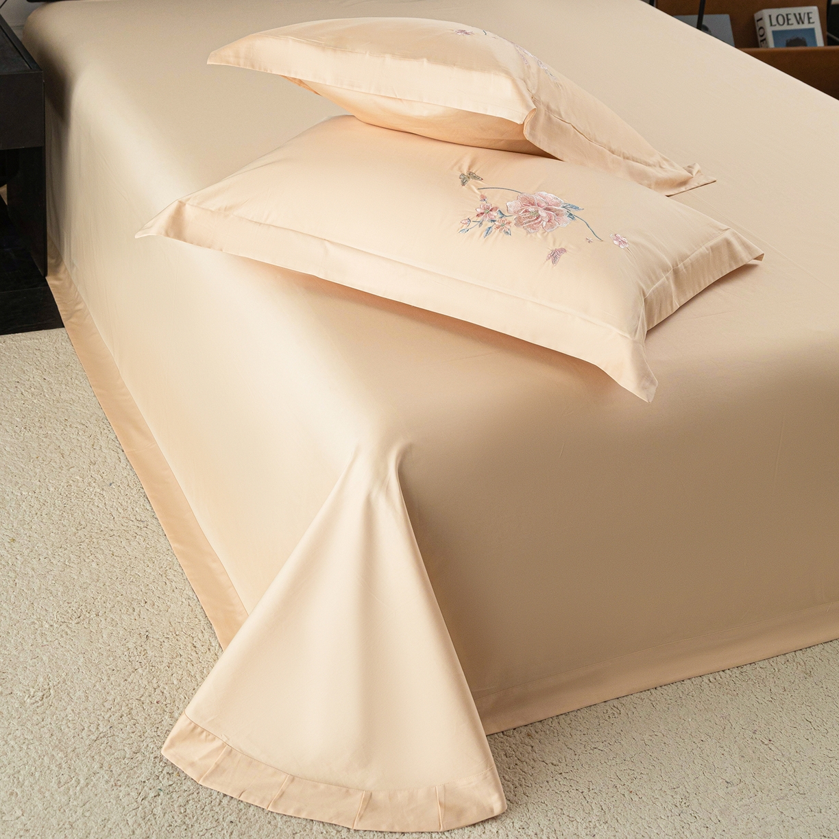 91家纺网 家纺一手货源 找家纺 莉迪娅 2026新款50s双股长绒棉纯色简约绣花床单三件套--花开牡丹系列 香槟金牡丹