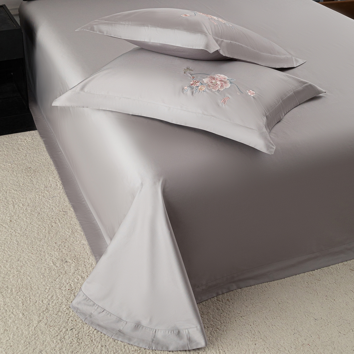 91家纺网 家纺一手货源 找家纺 莉迪娅 2026新款50s双股长绒棉纯色简约绣花床单三件套--花开牡丹系列 富贵灰牡丹