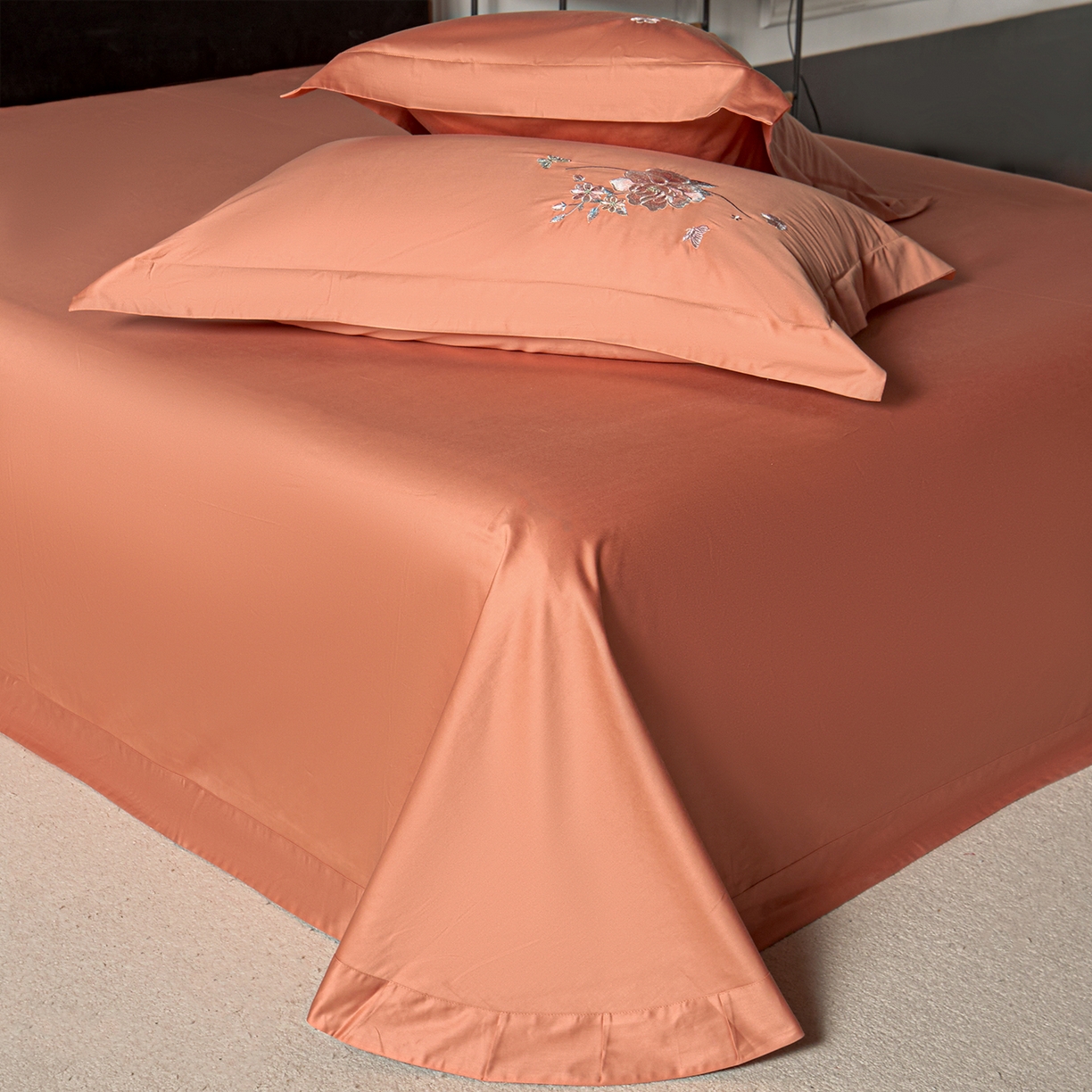 91家纺网 家纺一手货源 找家纺 莉迪娅 2026新款50s双股长绒棉纯色简约绣花床单三件套--花开牡丹系列 爱玛橙牡丹