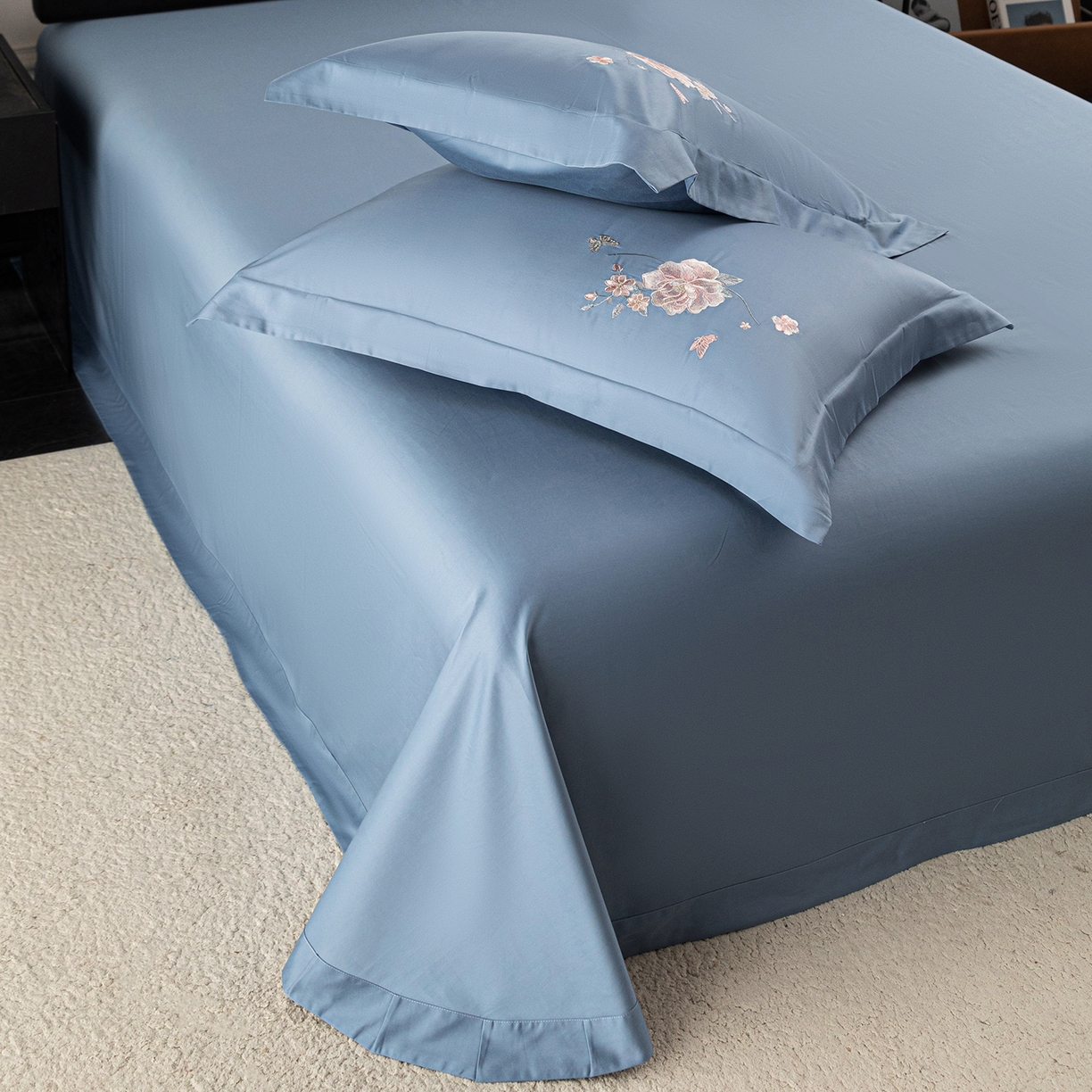 91家纺网 家纺一手货源 找家纺 莉迪娅 2026新款50s双股长绒棉纯色简约绣花床单三件套--花开牡丹系列 海藻蓝牡丹