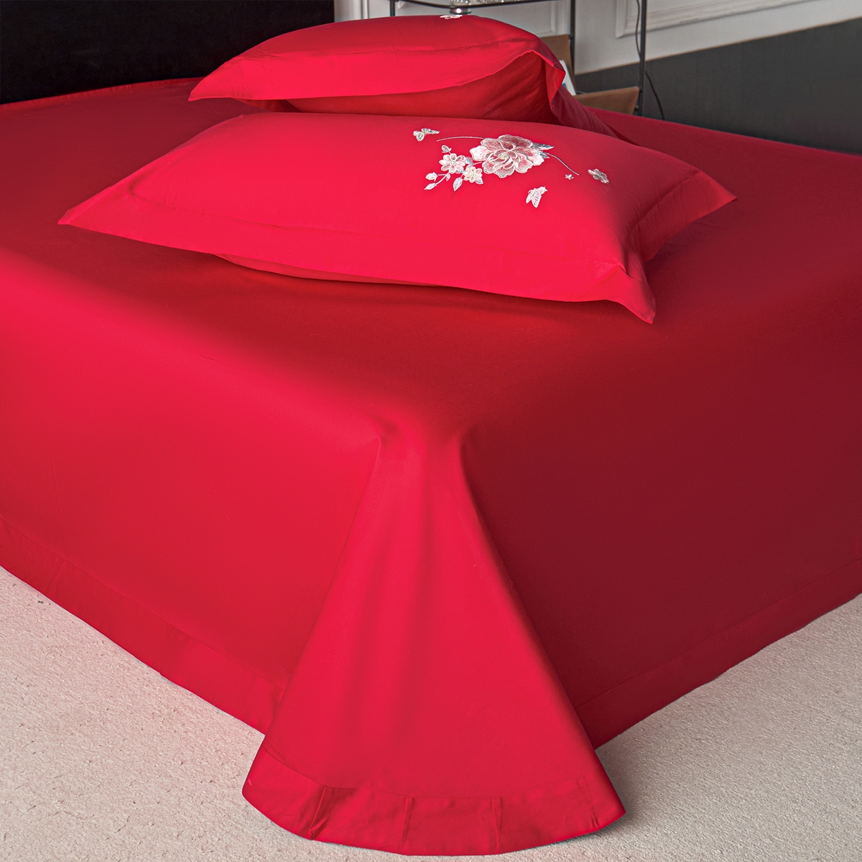 91家纺网 家纺一手货源 找家纺 莉迪娅 2026新款50s双股长绒棉纯色简约绣花床单三件套--花开牡丹系列 中国红牡丹