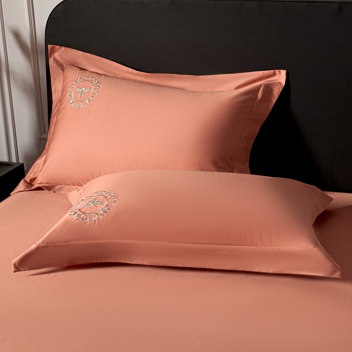 91家纺网 家纺一手货源 找家纺 （总）莉迪娅 2026新款50s双股长绒棉简约纯色绣花枕套--小蜜蜂系列