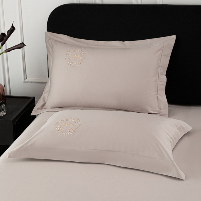 91家纺网 家纺一手货源 找家纺 （总）莉迪娅 2026新款50s双股长绒棉简约纯色绣花枕套--小蜜蜂系列