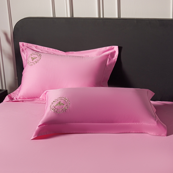 91家纺网 家纺一手货源 找家纺 （总）莉迪娅 2026新款50s双股长绒棉简约纯色绣花枕套--小蜜蜂系列