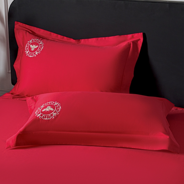 91家纺网 家纺一手货源 找家纺 （总）莉迪娅 2026新款50s双股长绒棉简约纯色绣花枕套--小蜜蜂系列