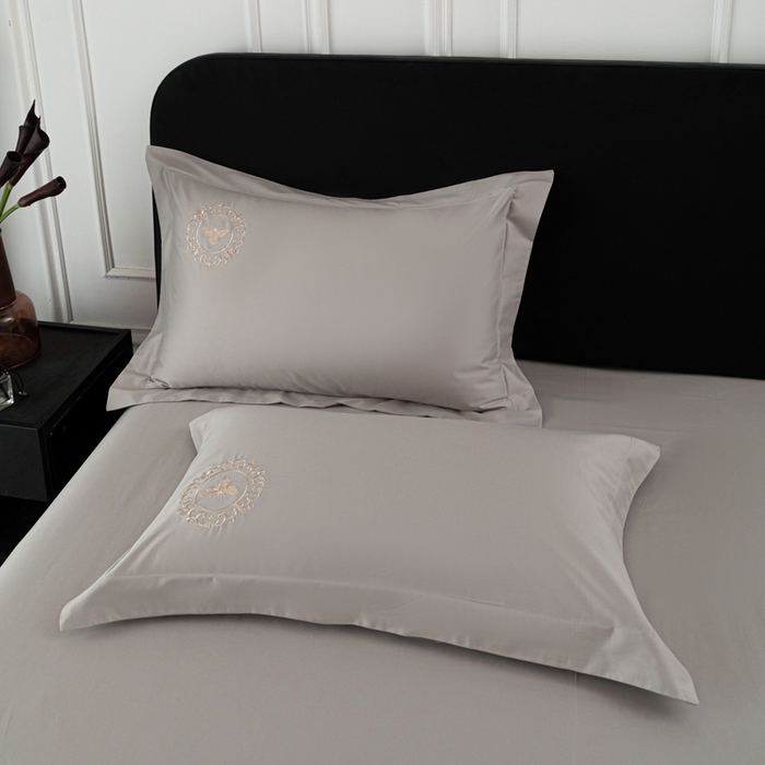 91家纺网 家纺一手货源 找家纺 （总）莉迪娅 2026新款50s双股长绒棉简约纯色绣花枕套--小蜜蜂系列