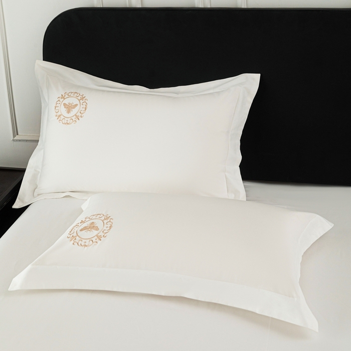 91家纺网 家纺一手货源 找家纺 （总）莉迪娅 2026新款50s双股长绒棉简约纯色绣花枕套--小蜜蜂系列