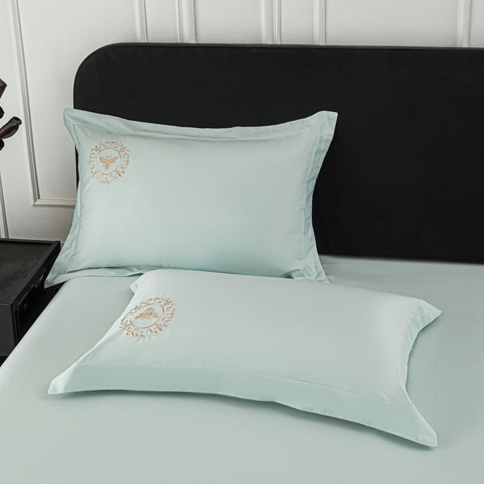 91家纺网 家纺一手货源 找家纺 （总）莉迪娅 2026新款50s双股长绒棉简约纯色绣花枕套--小蜜蜂系列