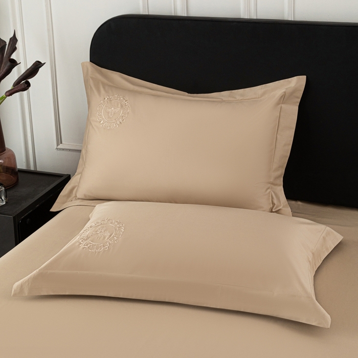 91家纺网 家纺一手货源 找家纺 （总）莉迪娅 2026新款50s双股长绒棉简约纯色绣花枕套--小蜜蜂系列