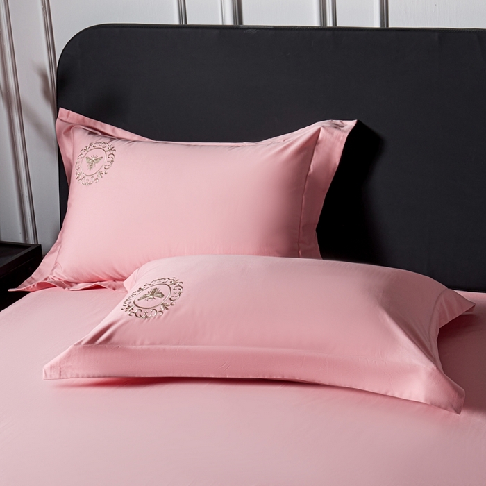 91家纺网 家纺一手货源 找家纺 （总）莉迪娅 2026新款50s双股长绒棉简约纯色绣花枕套--小蜜蜂系列