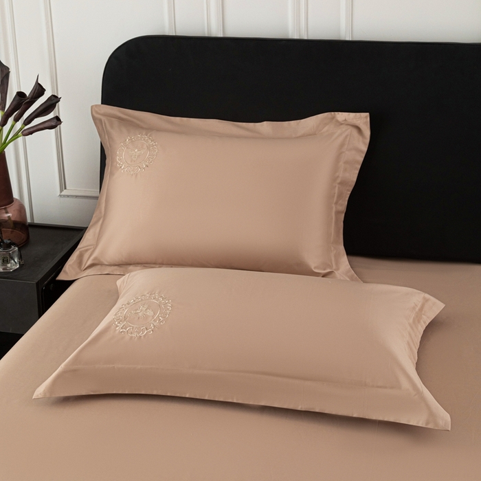 91家纺网 家纺一手货源 找家纺 （总）莉迪娅 2026新款50s双股长绒棉简约纯色绣花枕套--小蜜蜂系列