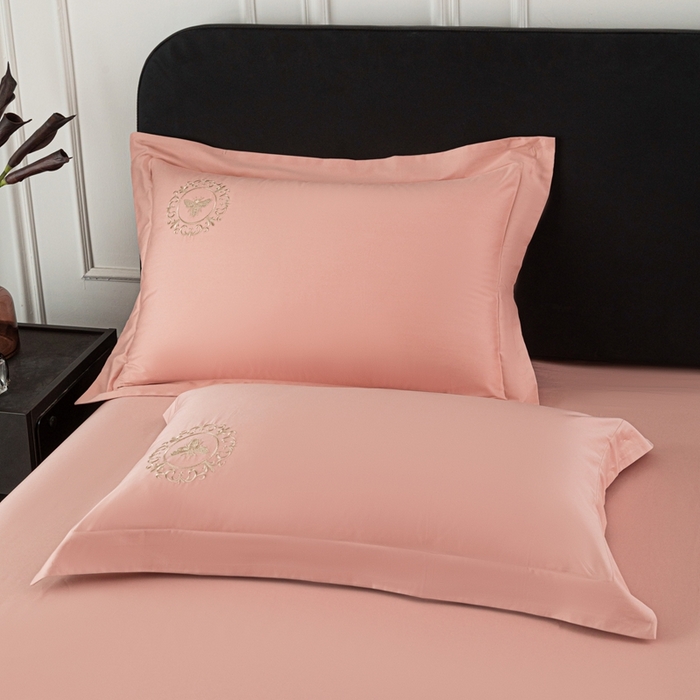 91家纺网 家纺一手货源 找家纺 （总）莉迪娅 2026新款50s双股长绒棉简约纯色绣花枕套--小蜜蜂系列