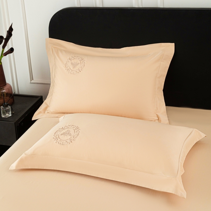 91家纺网 家纺一手货源 找家纺 （总）莉迪娅 2026新款50s双股长绒棉简约纯色绣花枕套--小蜜蜂系列