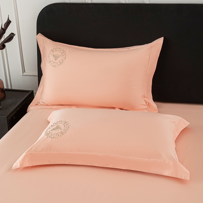 91家纺网 家纺一手货源 找家纺 （总）莉迪娅 2026新款50s双股长绒棉简约纯色绣花枕套--小蜜蜂系列