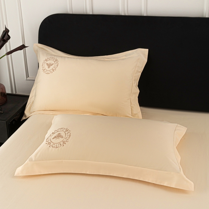 91家纺网 家纺一手货源 找家纺 （总）莉迪娅 2026新款50s双股长绒棉简约纯色绣花枕套--小蜜蜂系列