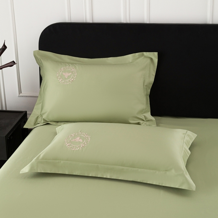 91家纺网 家纺一手货源 找家纺 （总）莉迪娅 2026新款50s双股长绒棉简约纯色绣花枕套--小蜜蜂系列