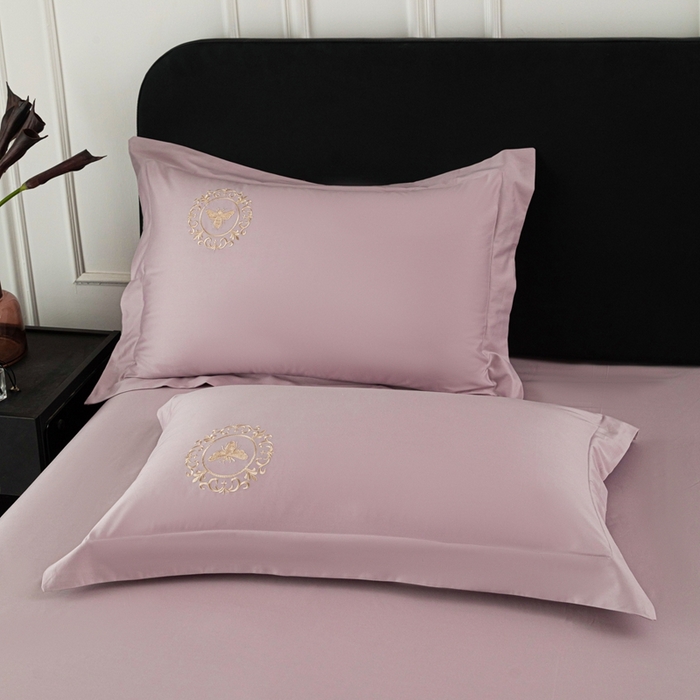 91家纺网 家纺一手货源 找家纺 （总）莉迪娅 2026新款50s双股长绒棉简约纯色绣花枕套--小蜜蜂系列