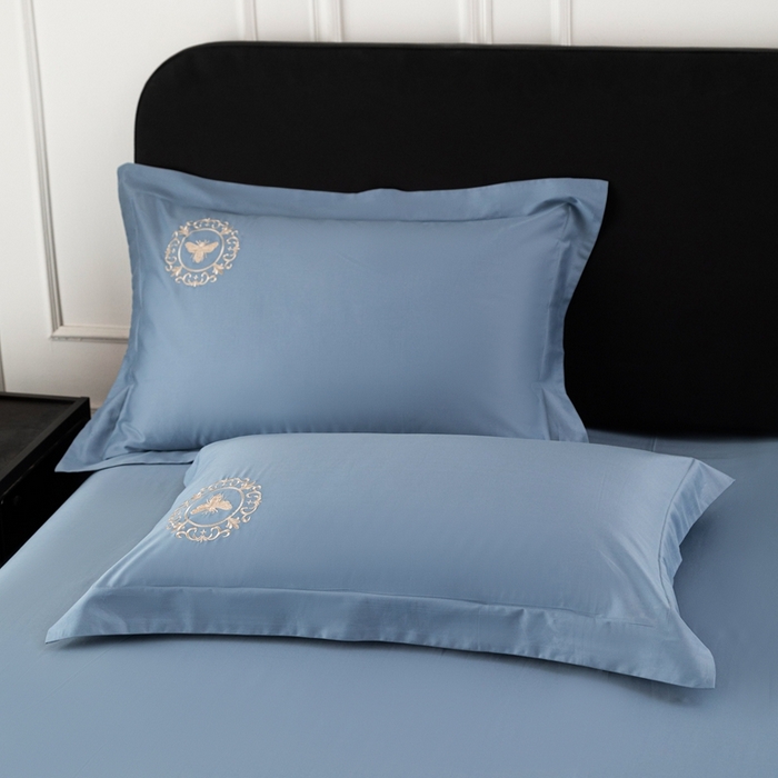 91家纺网 家纺一手货源 找家纺 （总）莉迪娅 2026新款50s双股长绒棉简约纯色绣花枕套--小蜜蜂系列