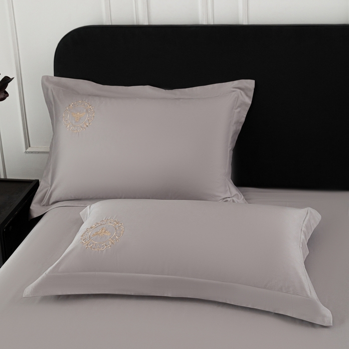 91家纺网 家纺一手货源 找家纺 （总）莉迪娅 2026新款50s双股长绒棉简约纯色绣花枕套--小蜜蜂系列