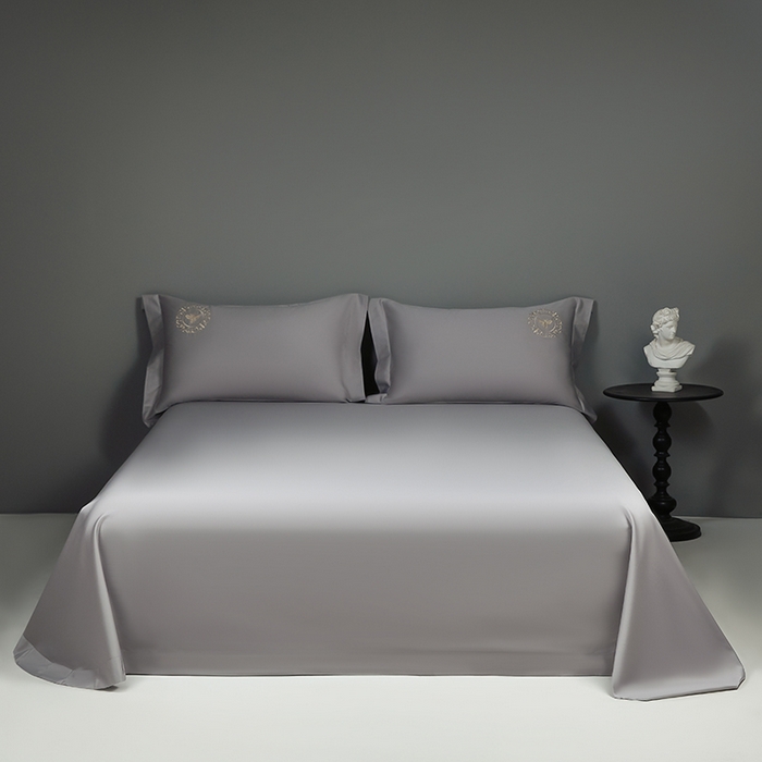 91家纺网 家纺一手货源 找家纺 莉迪娅 2026新款50s双股长绒棉纯色简约绣花床单三件套--小蜜蜂系列 富贵灰