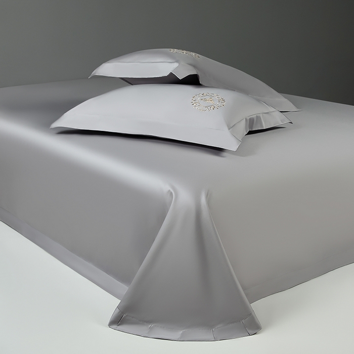 91家纺网 家纺一手货源 找家纺 莉迪娅 2026新款50s双股长绒棉纯色简约绣花床单三件套--小蜜蜂系列 富贵灰