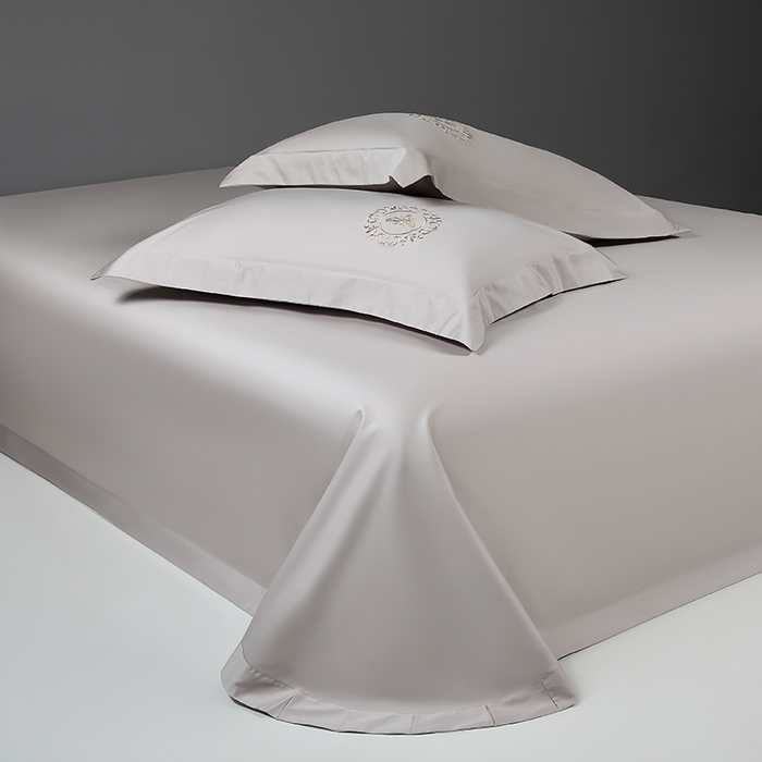 91家纺网 家纺一手货源 找家纺 莉迪娅 2026新款50s双股长绒棉纯色简约绣花床单三件套--小蜜蜂系列 水银灰