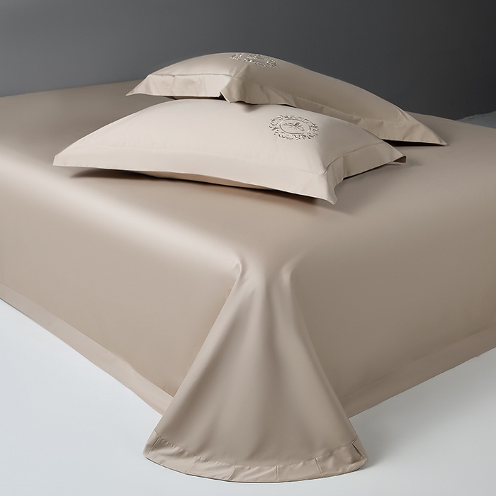 91家纺网 家纺一手货源 找家纺 莉迪娅 2026新款50s双股长绒棉纯色简约绣花床单三件套--小蜜蜂系列 卡其